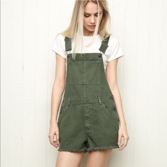 Brandy Melville Pants - 🆕 Brandy Melville Army Green Overall Shorts M